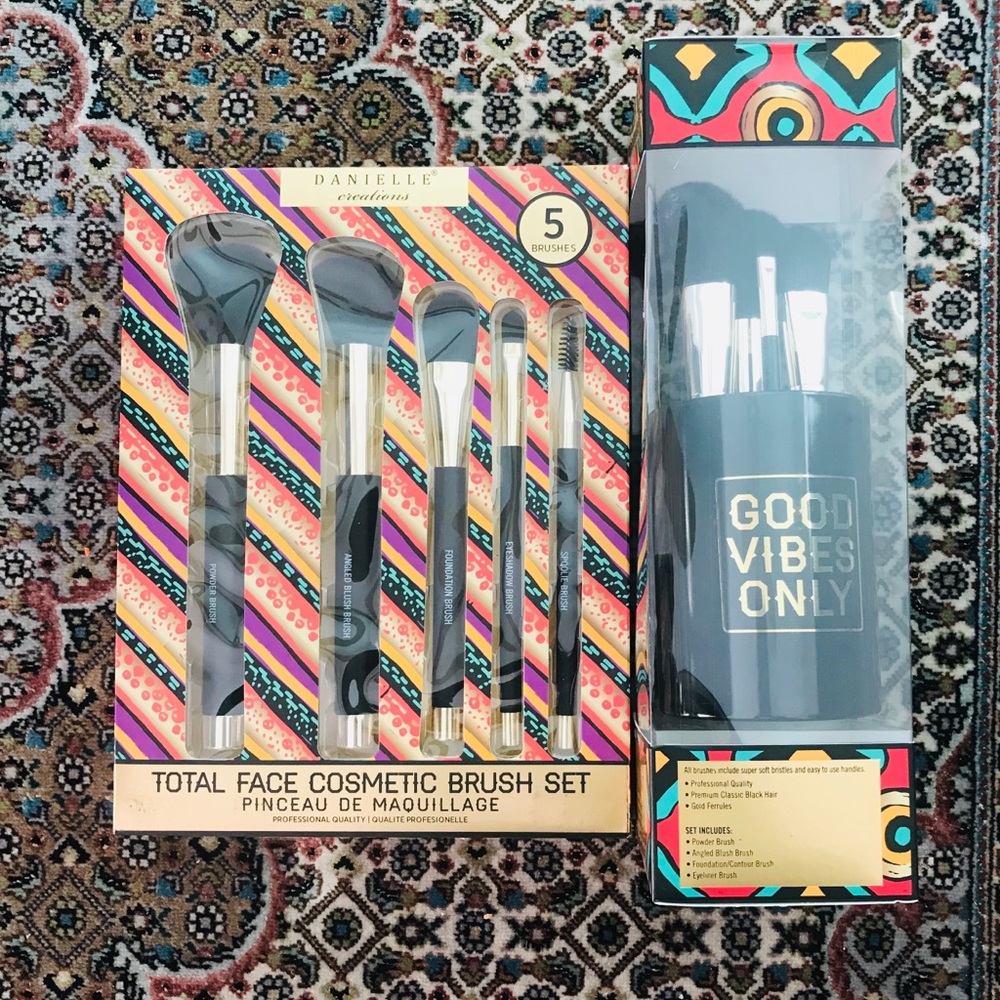 NIB Danielle creations 2 cosmetic brush set bundle